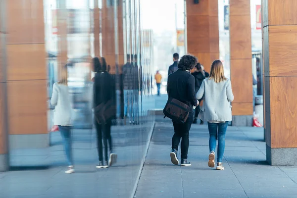 Pareja Negocios Colegas Caminando Largo Futurista Estación Moderna Aeropuerto Mientras — Foto de Stock