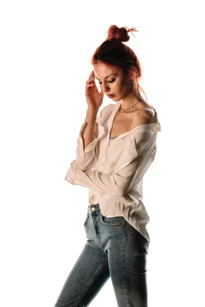 スタジオファッションポートレートの現代の女の子を身に着けている青ジーンズと白クロップドシャツ — ストック写真