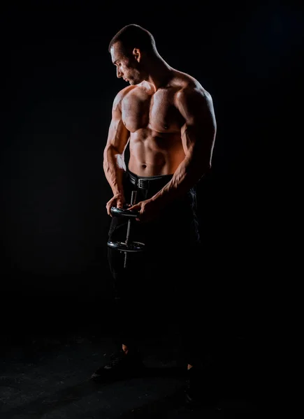 Schöner Kraftvoller Athletischer Typ Bodybuilder Der Übungen Mit Der Hantel — Stockfoto