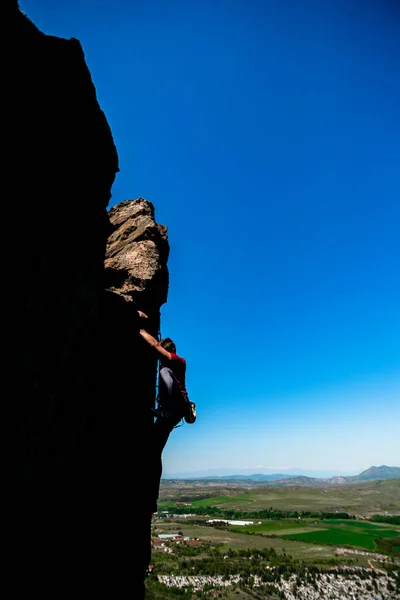 Young Man Climbing Challenging Trail Cliff Practicing Athletics — Stock Photo, Image