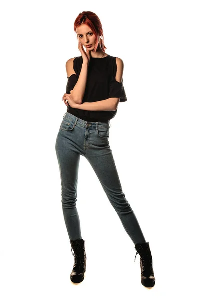ボディショットのAスタイリッシュな女性ポーズでトレンディーなジーンズとクロップブラックトップ — ストック写真