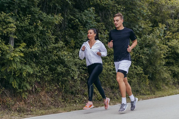 Sportliches Paar Läuft Auf Einer Straße Nebeneinander Her Natur Fitness — Stockfoto