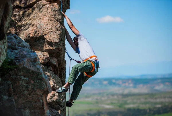 Güçlü Mutlu Tırmanışçı Kaya Duvarına Tırmanmaya Çalışıyor — Stok fotoğraf