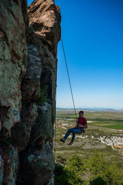 Nsanoğlu Güzel Bir Dağ Manzarasının Arka Planındaki Kayaya Tırmanır — Stok fotoğraf