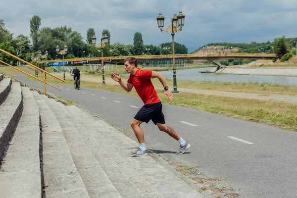 Jonge Aantrekkelijke Mannelijke Atleet Trainen Rennen Trap Het Park — Stockfoto
