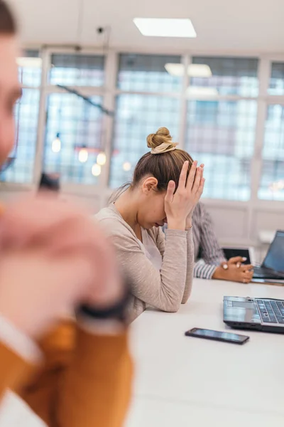 Retrato Una Mujer Negocios Cansada Teniendo Una Reunión Negocios Oficina — Foto de Stock