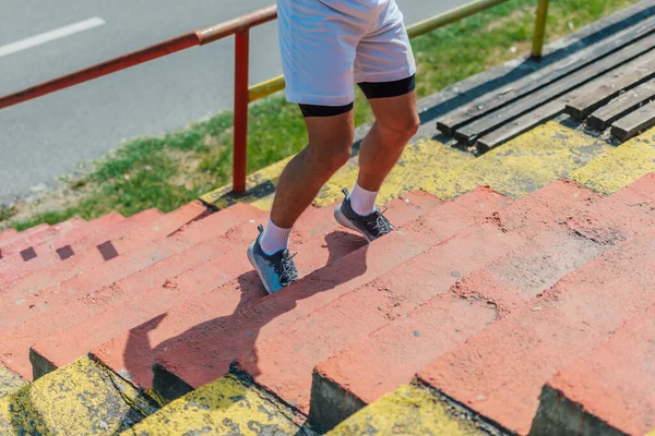 Närbild Bild Idrottarens Fötter Med Sneakers Hoppar Trappor Park — Stockfoto