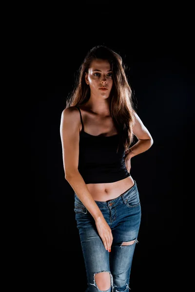 Retrato Una Hermosa Chica Elegante Con Camiseta Negra Mientras Posa —  Fotos de Stock