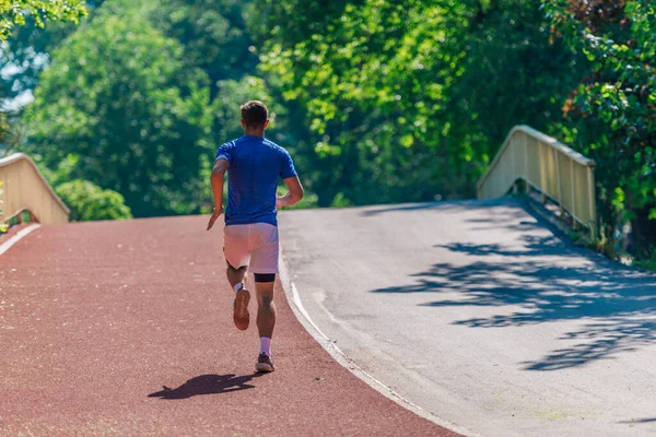 Retrospectiva Joven Atleta Corriendo Aire Libre Pista Carreras — Foto de Stock