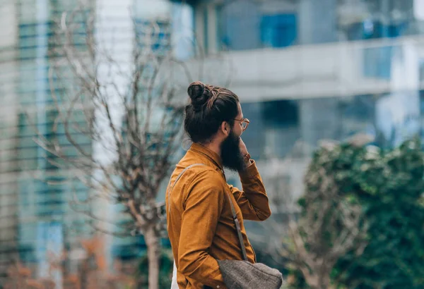 希斯特摩登人在打电话时穿着时髦的服装 — 图库照片