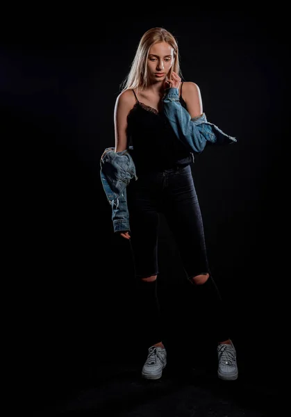 Porträtt Vacker Kvinnlig Modell Poserar Trendiga Denim Jacka Och Svarta — Stockfoto