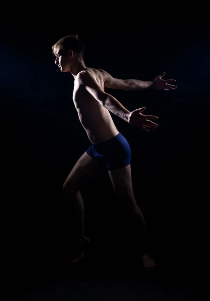 Joven Atlético Medio Hombre Desnudo Realizando Movimientos Danza Contemporánea — Foto de Stock