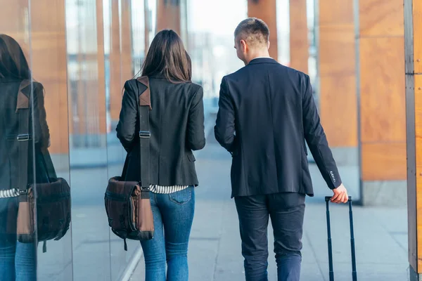 Bussiness Par Promenader Genom Futuristisk Modern Station — Stockfoto