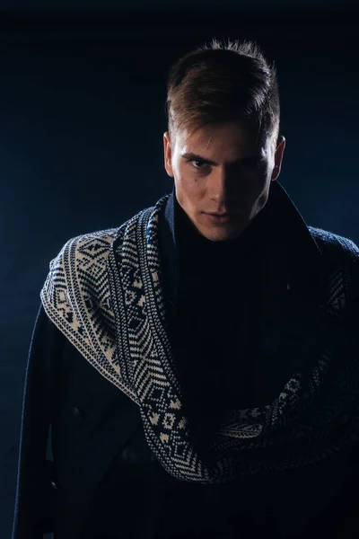 Retrato Guapo Joven Con Mandíbula Afilada Que Lleva Una Bufanda —  Fotos de Stock