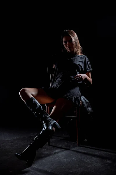 Testkép Egy Menő Modern Lányról Magas Sarkú Csizmában Fekete Tunika — Stock Fotó