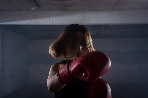Garajda Kırmızı Boks Eldivenleriyle Spor Yapan Çekici Bir Kadının Siluet — Stok fotoğraf