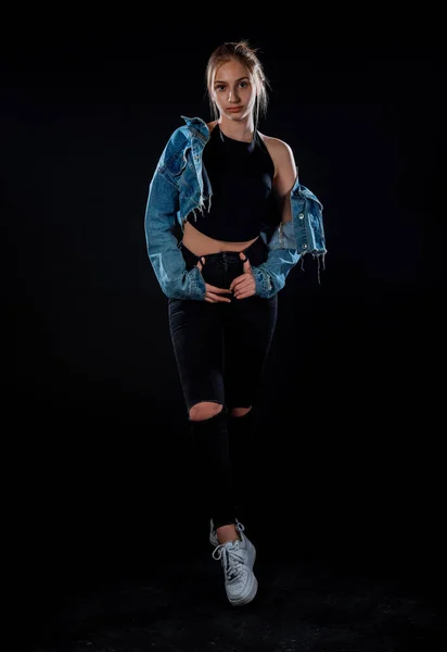 Studio Kropp Skott Mode Kvinnlig Modell Poserar Moderna Kläder — Stockfoto