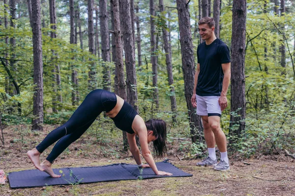 Una Atractiva Atleta Femenina Estira Aire Libre Mientras Entrenador Monitorea — Foto de Stock