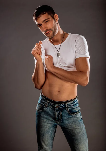 Retrato Joven Guapo Con Pantalones Mezclilla Azul Camiseta Blanca Contra — Foto de Stock