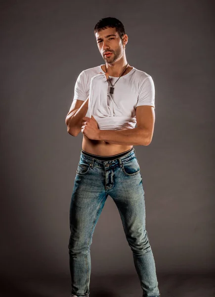 Trendy Bell Uomo Posa Pantaloni Denim Blu Top Bianco Scarpe — Foto Stock