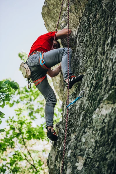 Homem Está Envolvido Esportes Escalada Alpinista Sobe Rocha Actividades Livre — Fotografia de Stock