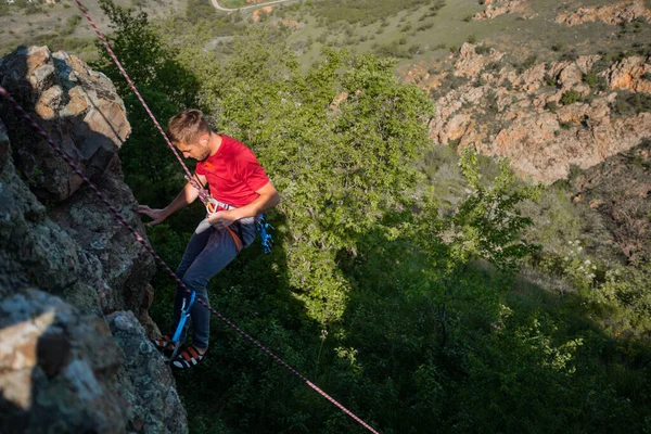 Moedige Zelfverzekerde Bergbeklimmer Maakt Harde Zet Haar Klimroute — Stockfoto