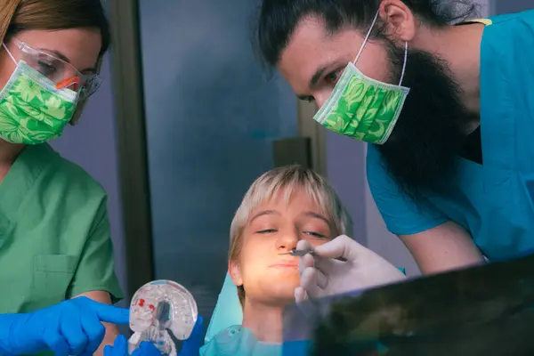 Young Female Male Dentists Showing Patient Ray Picture Her Teeth — Stock Photo, Image