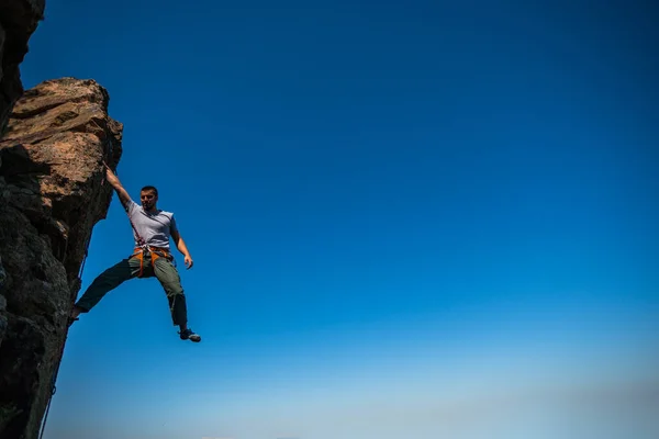 Язистий Альпініст Практикує Скелелазіння Кам Яній Стіні — стокове фото