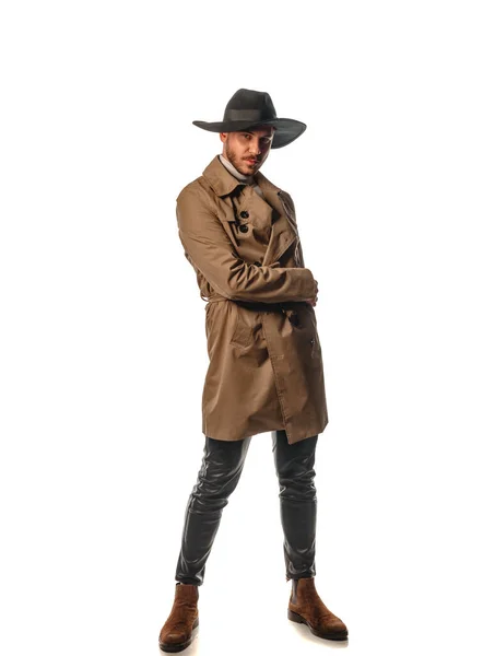 Atraente Jovem Elegante Homem Posando Casaco Longo Bege Chapéu Preto — Fotografia de Stock