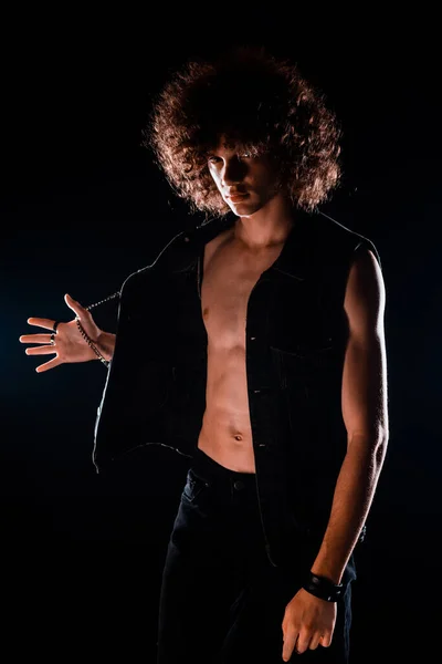 Retrato Atraente Jovem Punk Cara Posando Com Desabotoado Jeans Colete — Fotografia de Stock