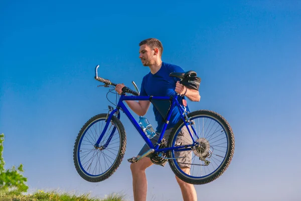 在阳光明媚的夏日 骑自行车骑着自行车上山的男子骑手看上去筋疲力尽极了 — 图库照片