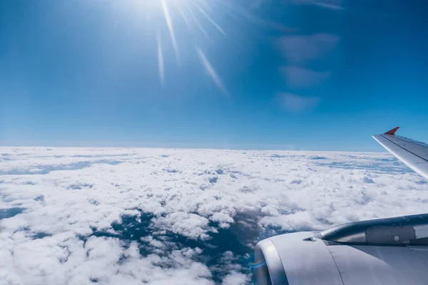 Magnifik Utsikt Från Ovan Molnen Genom Ett Flygplansfönster — Stockfoto