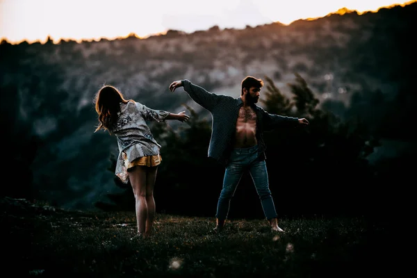Romantyczna Para Tańczy Uśmiecha Się Zewnątrz Szczycie Góry — Zdjęcie stockowe