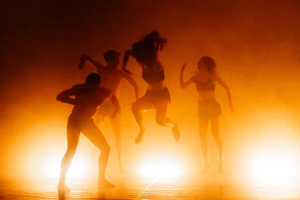 黒タイツを着用したダンサーのグループによって行われるバレエ — ストック写真