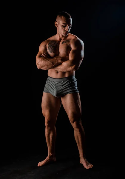 肌肉男子躯干黑色背景 健美运动员肖像 — 图库照片