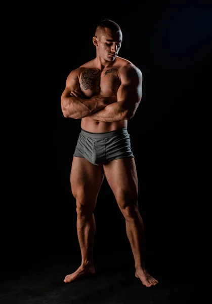 Torso Del Hombre Del Músculo Sobre Fondo Negro Retrato Del — Foto de Stock