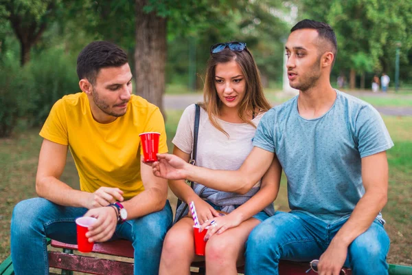 Des Amis Amusent Sourient Assis Sur Banc Parc — Photo