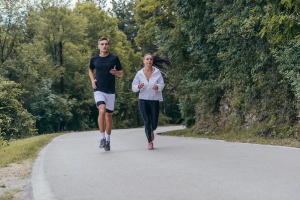 Cuplu Atletic Alergând Stradă Lângă Celălalt Natura Conceptul Potrivit Sănătos — Fotografie, imagine de stoc