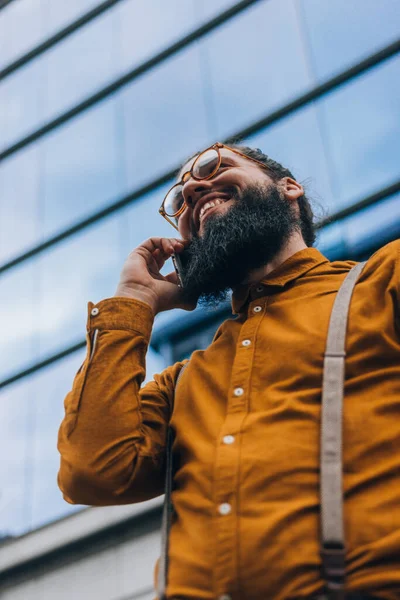 Bärtiger Mann Modischer Kleidung Mit Handy Gespräch — Stockfoto