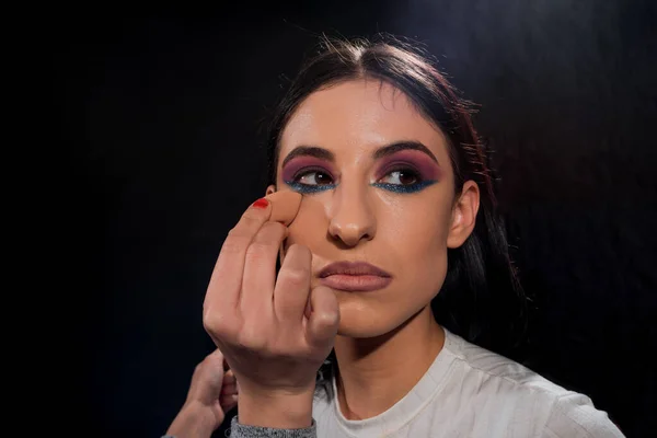 Professionell Makeup Artist Arbetar Med Rouge Kvinnlig Hud — Stockfoto