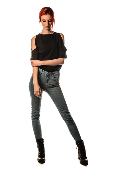 現代的なスタイルのパンツとブラックトップを身に着けている流行の若い女性のスタジオボディショット — ストック写真