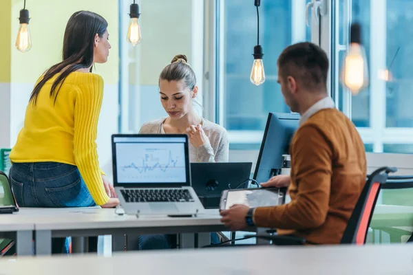 Grupo Compañeros Trabajo Profesionales Equipo Que Trabajan Escritorio Una Oficina —  Fotos de Stock