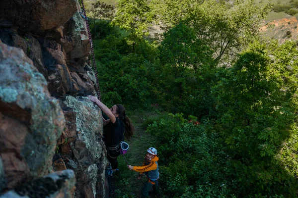 戴着头盔的登山者爬上山顶 体育活动的性质 — 图库照片