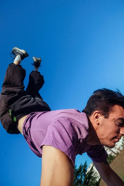 Egy Fiatalember Aki Helyi Skateparkban Gyakorolja Parkour Gyakorlatokat Egy Napsütéses — Stock Fotó
