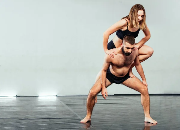 Hermosa Pareja Joven Que Realiza Una Rutina Ballet Contemporáneo —  Fotos de Stock