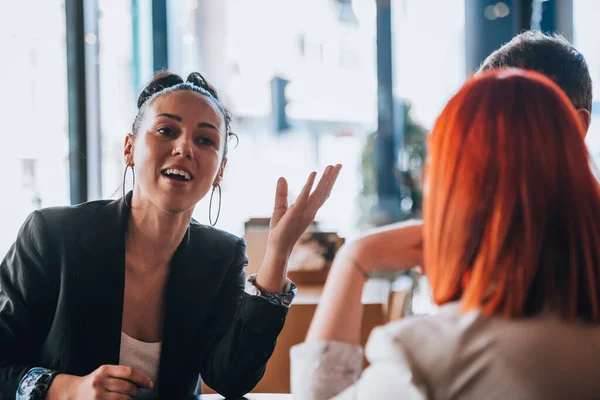 Unga Män Och Kvinnor Klädda Eleganta Kläder Njuter Sitt Kaffe — Stockfoto