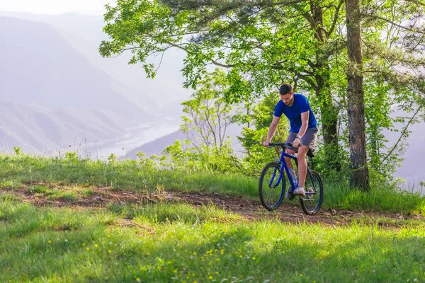 冒险的山地自行车手骑着自行车在树林 里疾驰而过 享受着绿色的大自然 — 图库照片
