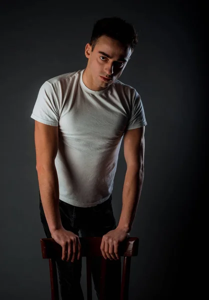 Attraktiver Junger Stylischer Mann Posiert Trendigen Schwarzen Jeans Und Weißem — Stockfoto
