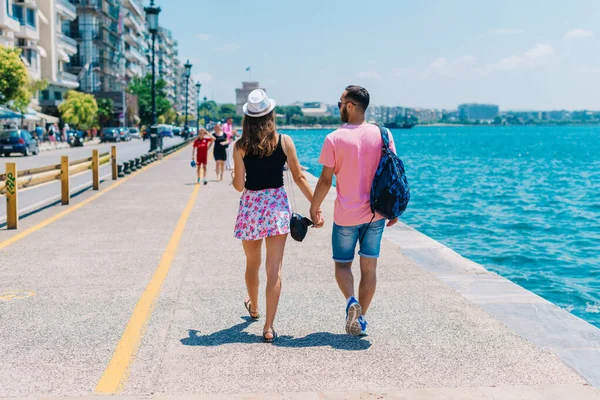 Kız Elinde Palet Tutarken Erkek Arkadaşına Gülümserken Deniz Kenarında Yürüyen — Stok fotoğraf