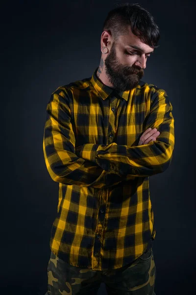 Atrakcyjny Brodaty Mężczyzna Tatuażami Pozuje Skrzyżowanymi Ramionami Ubrany Żółtą Czarną — Zdjęcie stockowe